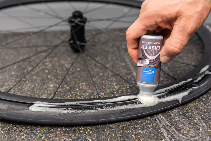 detail Schwalbe Easy Fit montážní tekutina 50ml