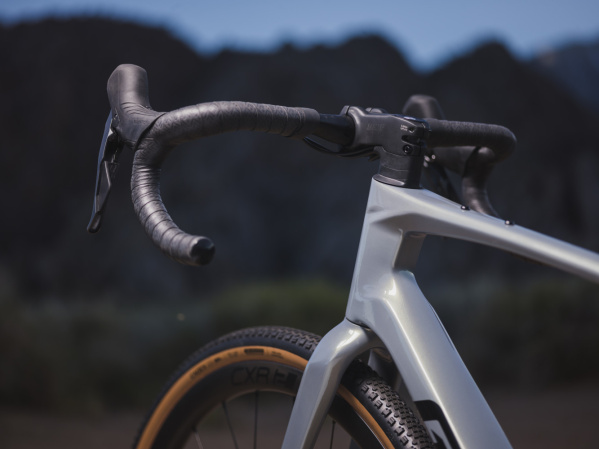 detail GIANT Revolt Advanced 0