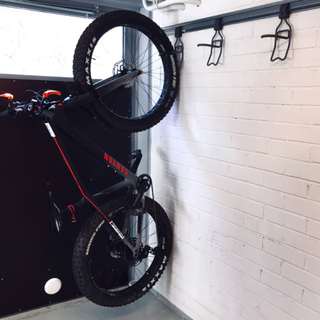 detail ELFA Hák na kolo vertikální (za výplet)