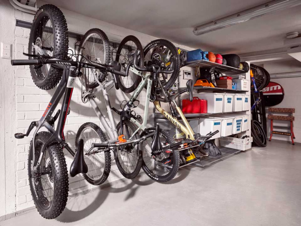 detail ELFA Hák na kolo vertikální (za výplet)